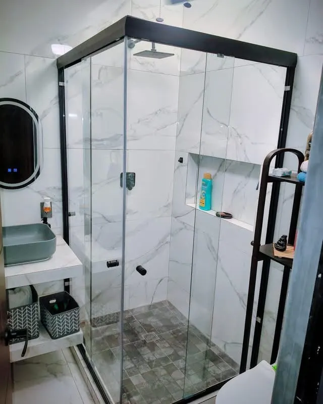 Cancel de baño de cristal templado con herrajes negros