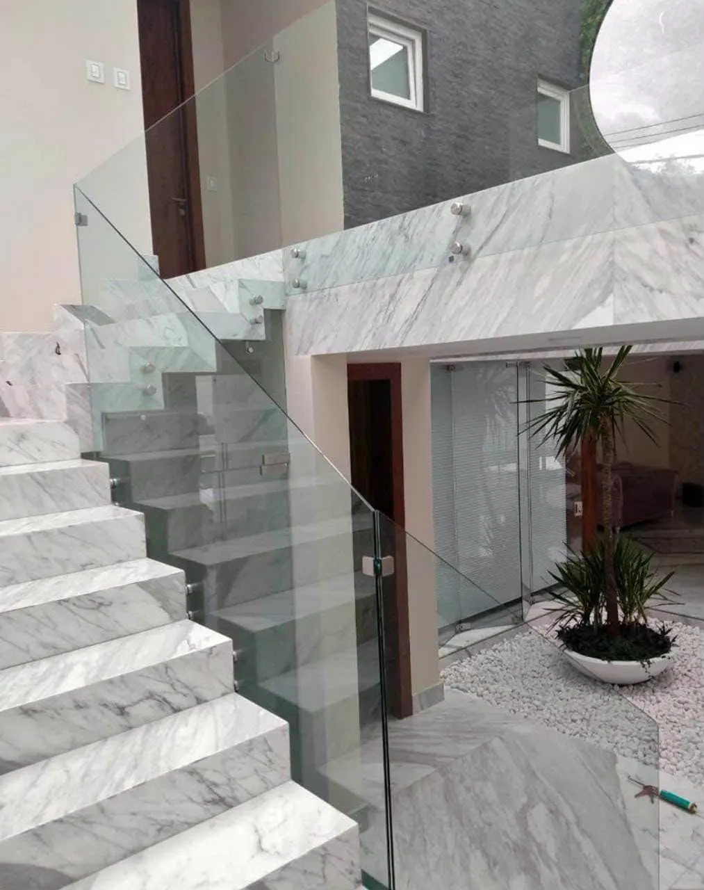 Barandal de cristal templado en escalera exterior