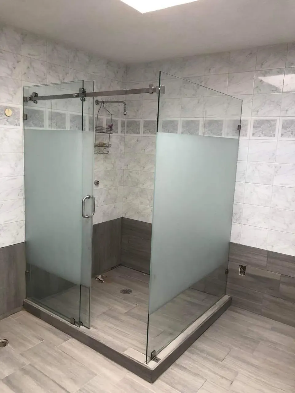 Cancel de baño de cristal esmerilado en esquina