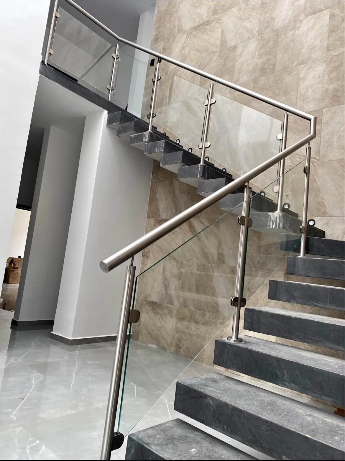 Barandal de acero inoxidable en escalera interior