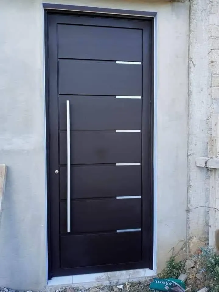 Puerta de aluminio negro con detalles de acero inoxidable